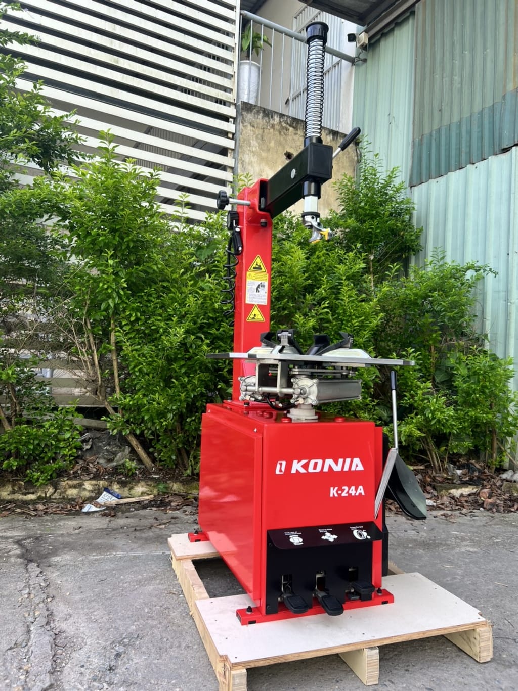 máy tháo lốp konia k-24a